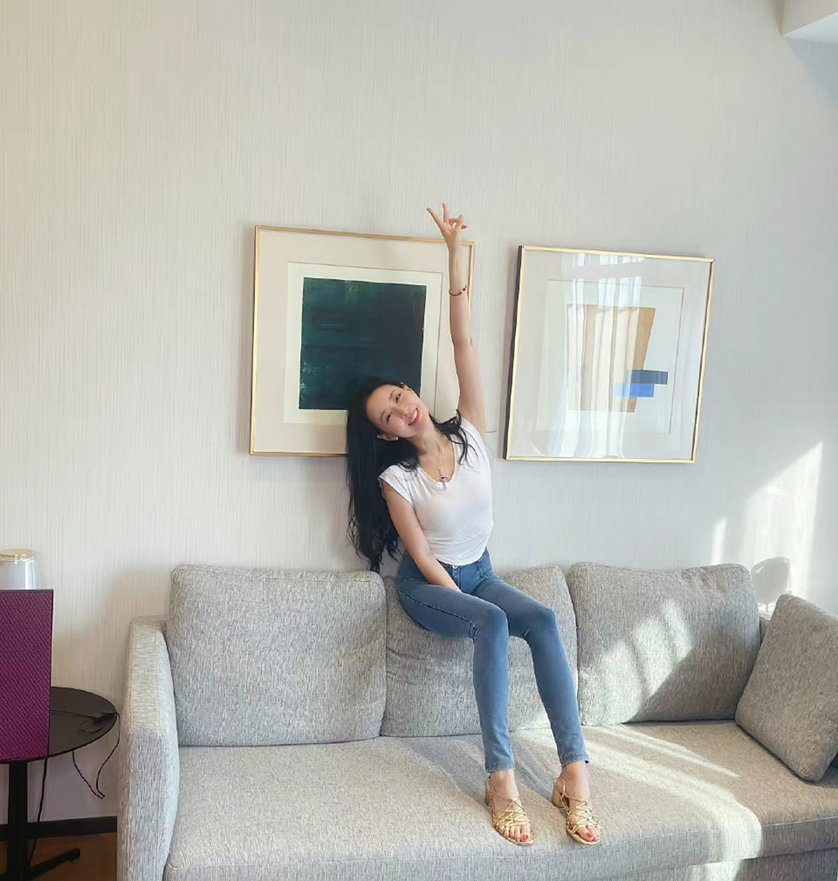 王乐君白色短袖衬衫搭配蓝色小脚牛仔裤,美丽时尚显