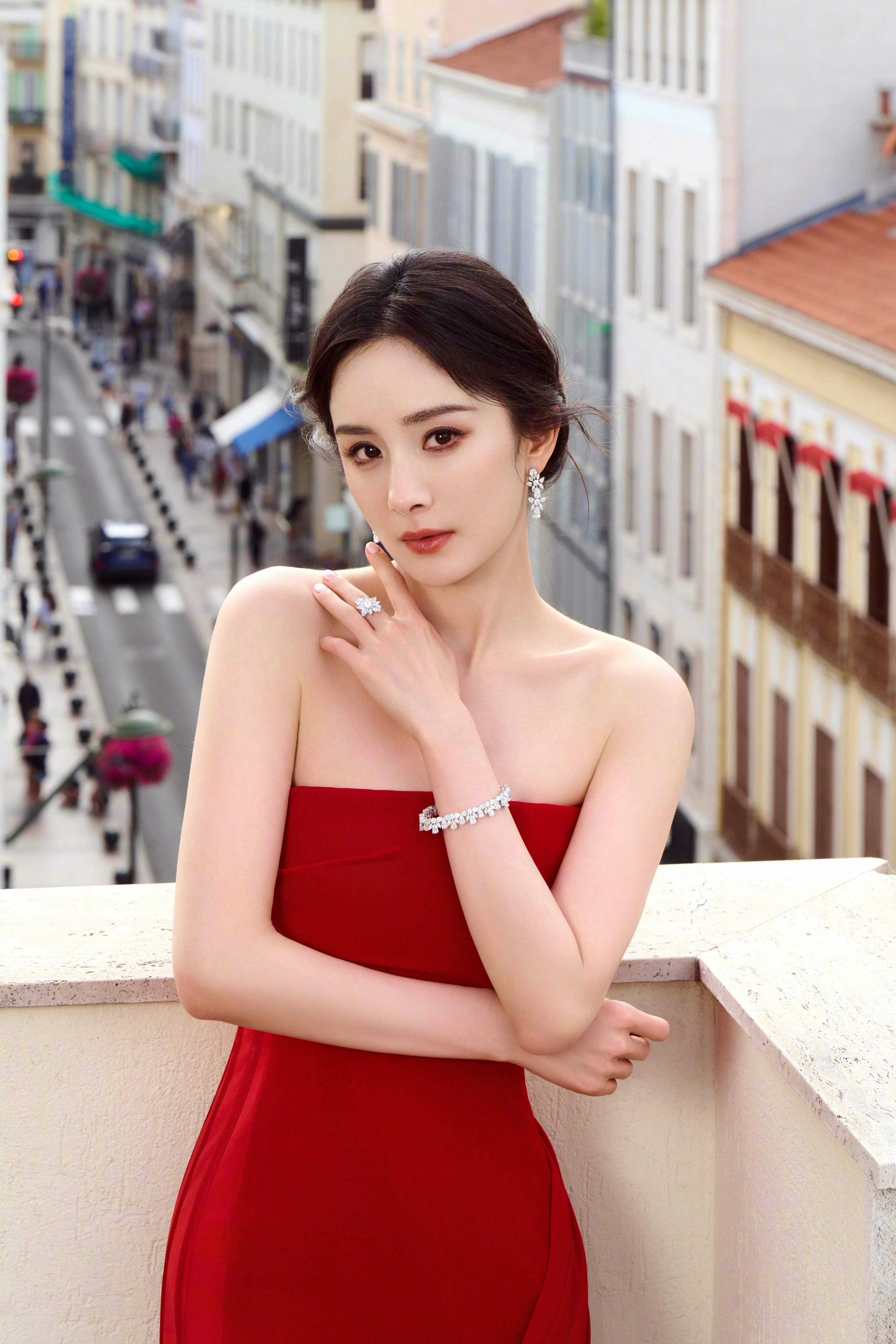 杨幂一袭红色抹胸连衣裙,尽显优雅迷人.#明星穿搭# #杨幂