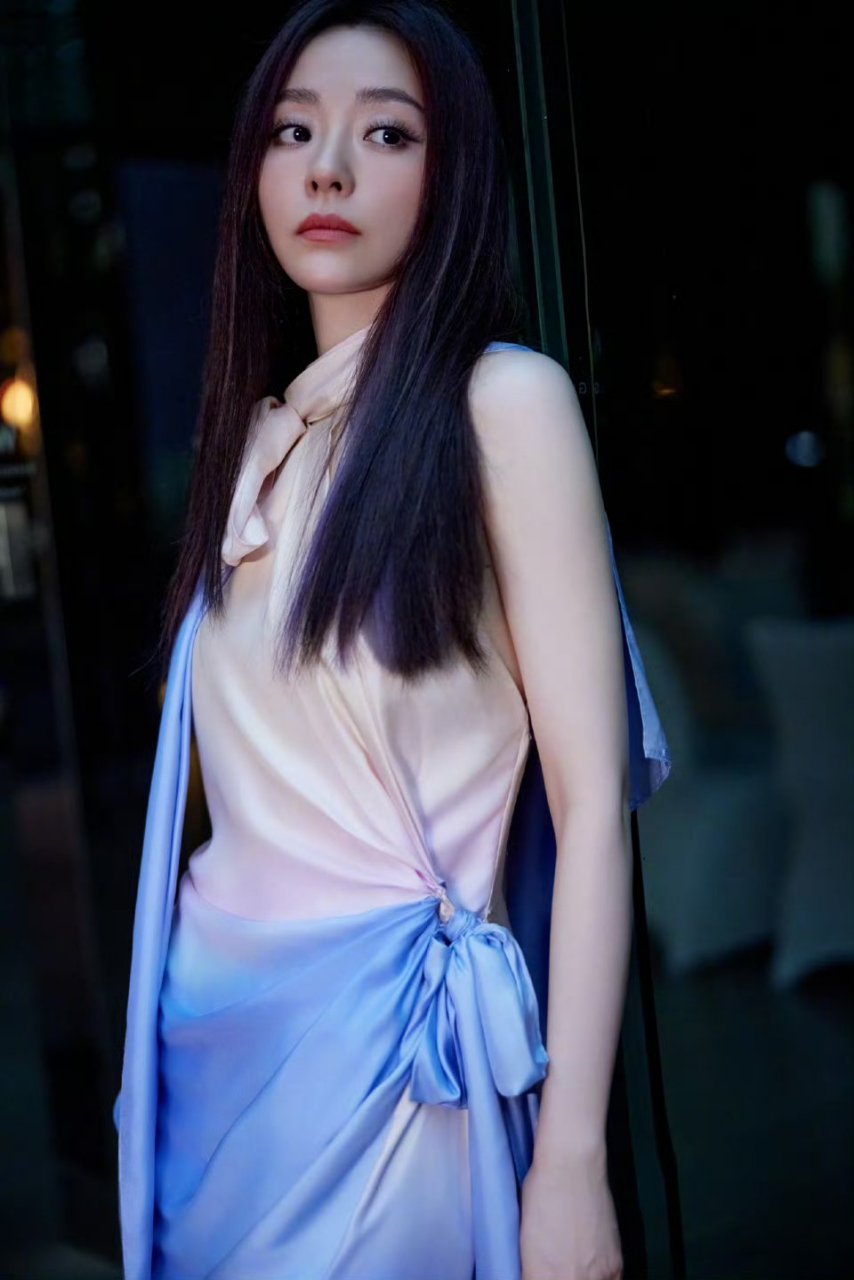 张靓颖一袭渐变色连衣裙,好优雅好迷人.#明星穿搭# #张靓颖
