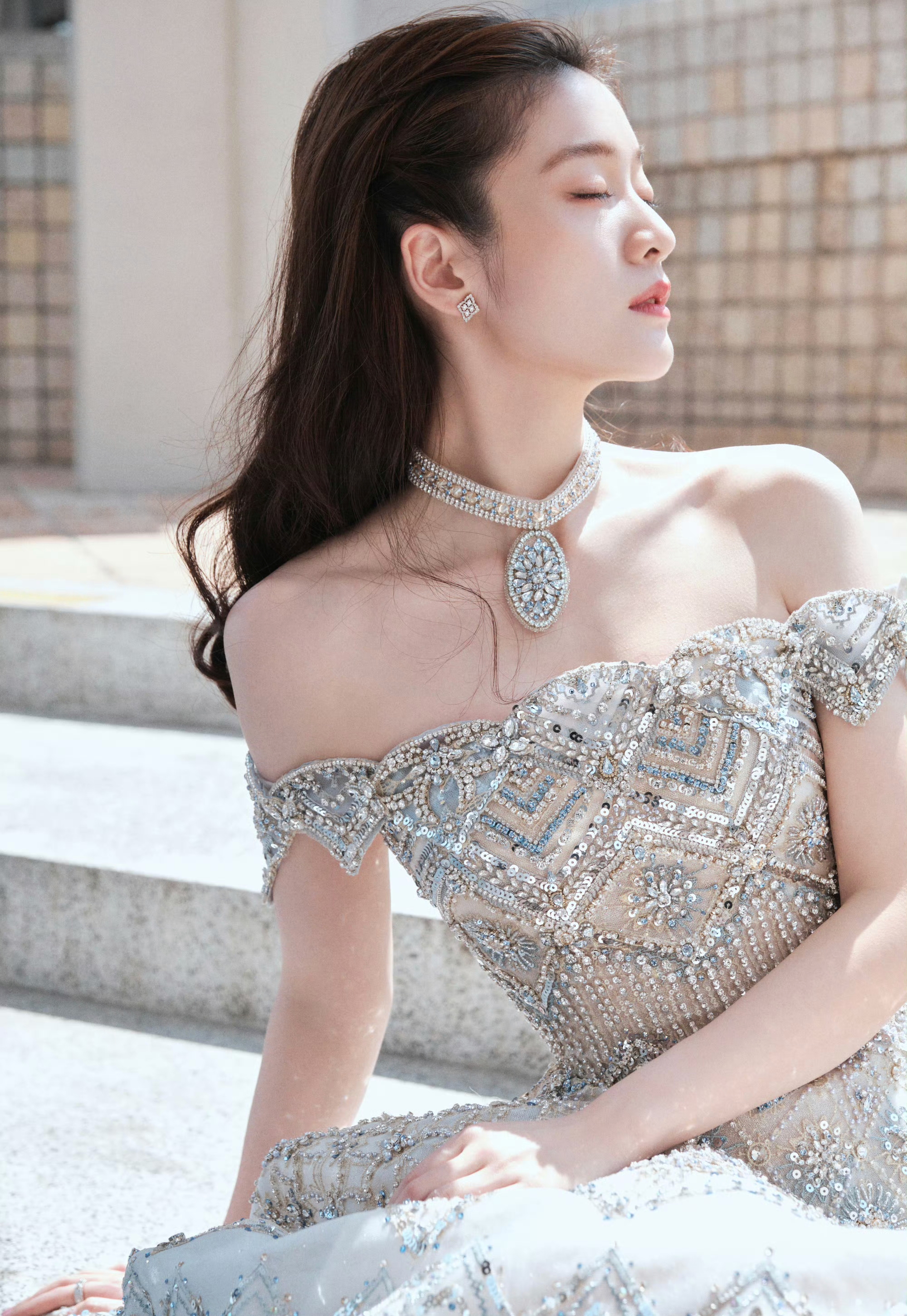 张雪迎一袭闪钻抹胸长裙,尽显优雅靓丽.#明星穿搭# #张雪迎