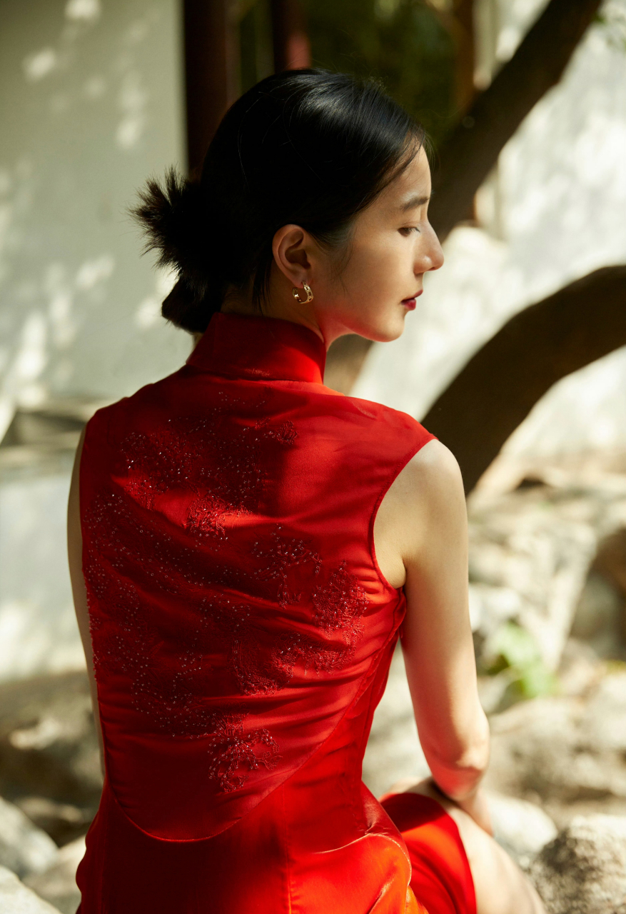 彭杨一袭红色旗袍写真,优雅靓丽尽显东方之美.#明星穿搭# #彭杨