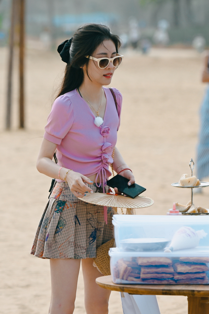 张碧晨粉色上衣搭配短裙,惬意优雅.