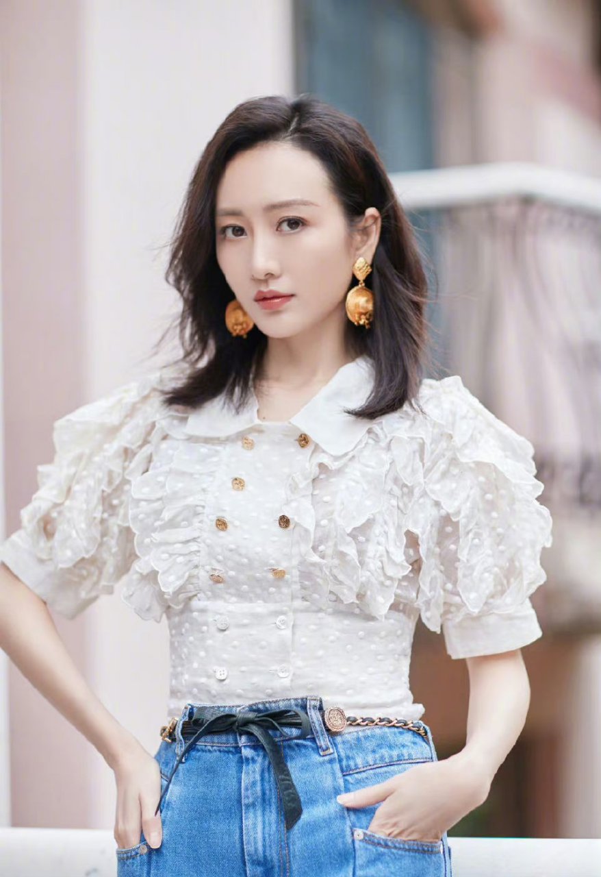 明星# #王鸥#  王鸥白色蕾丝上衣搭配蓝色牛仔裤,温柔又靓丽.