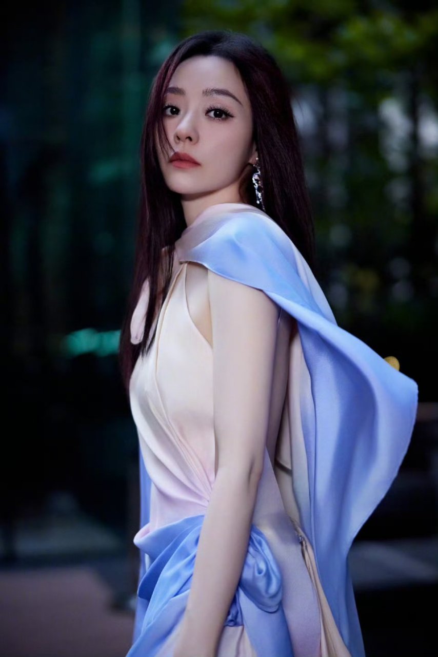 张靓颖一袭渐变色连衣裙,好优雅好迷人.#明星穿搭# #张靓颖