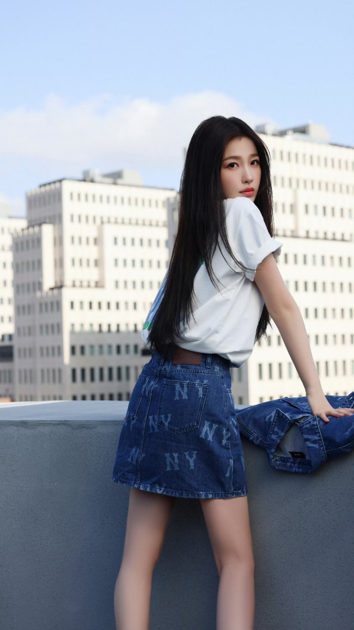 虞书欣白色体恤搭配蓝色牛仔短裙,清新靓丽好迷人.
