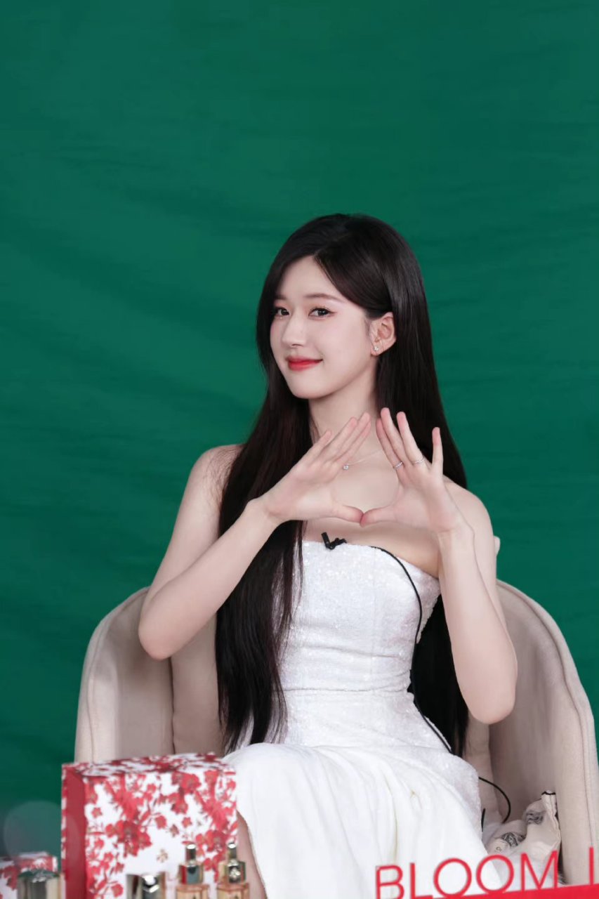 明星# #赵露思#  赵露思白色抹胸裙穿搭,清纯甜美.