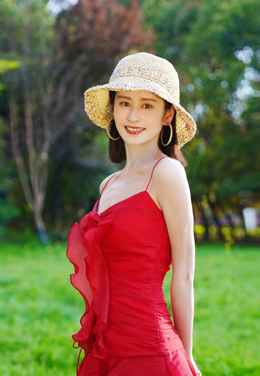 颖儿一袭红色吊带裙,又甜又美.#明星穿搭# #颖儿