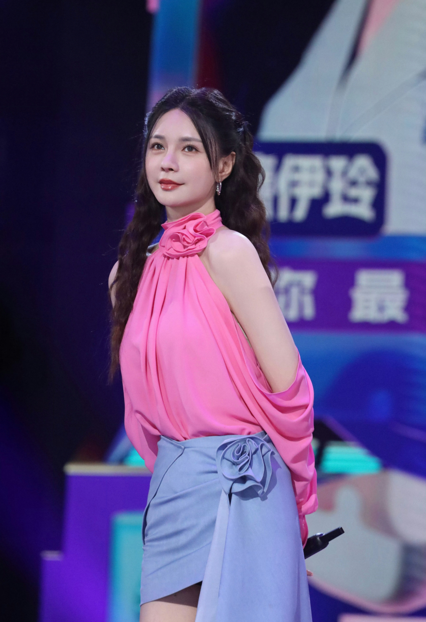 沈梦辰一袭粉色挂脖玫瑰裙,尽显优雅之姿.#明星穿搭# #沈梦辰