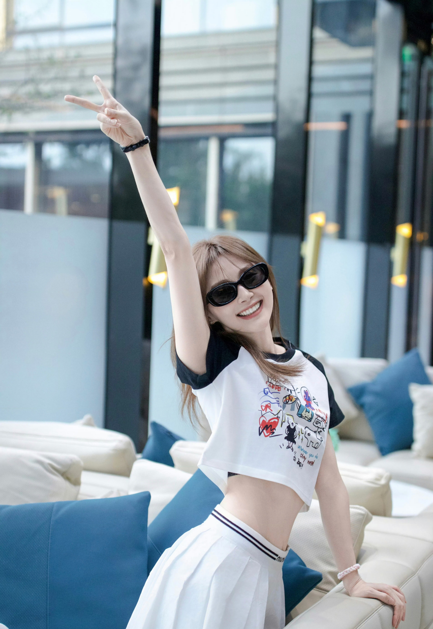 路晨白色体恤搭配白色短裙,清新优雅.#明星穿搭# #路晨