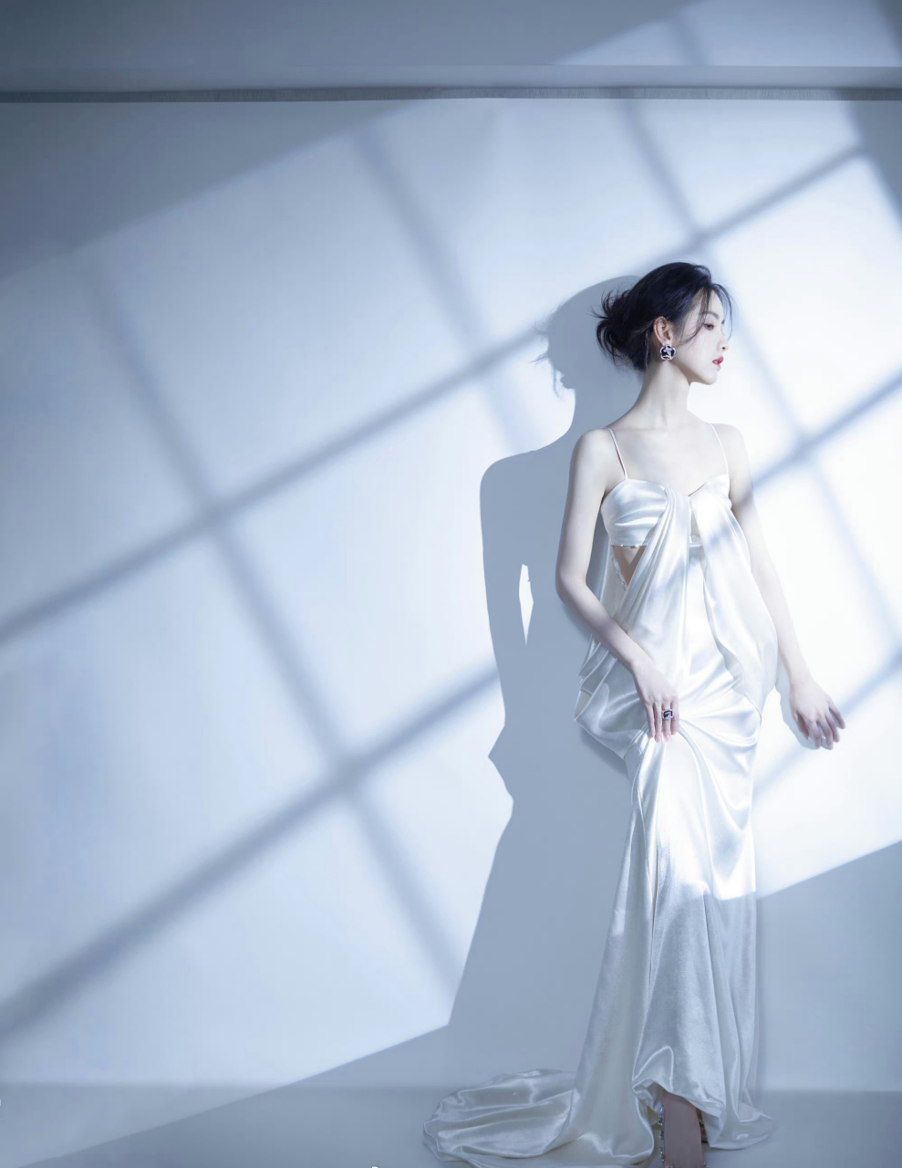 陈都灵一袭纯白吊带裙,尽显优雅迷人.#明星穿搭# #陈都灵
