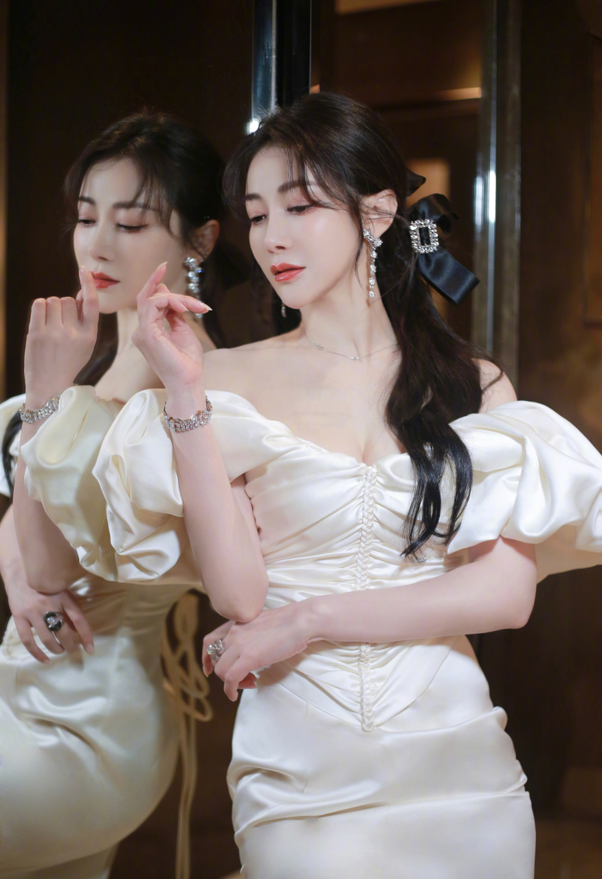 陈紫函一袭白色丝绸抹胸长裙,尽显温柔靓丽优雅迷人.