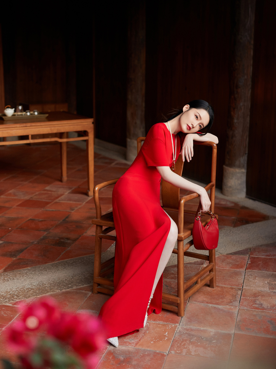李沁一袭红色开衩裙,热情洋溢美丽动人.#李沁