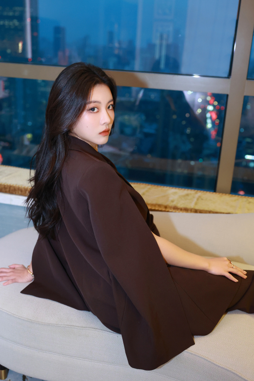 孙芮一袭棕色西装,酷飒有型自信从容. #明星穿搭# #孙芮