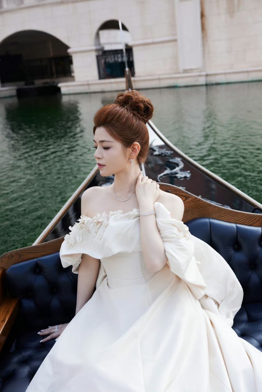 明星穿搭# #陈妍希#  陈妍希一袭纯白花苞抹胸裙,笑容甜美绽放优雅