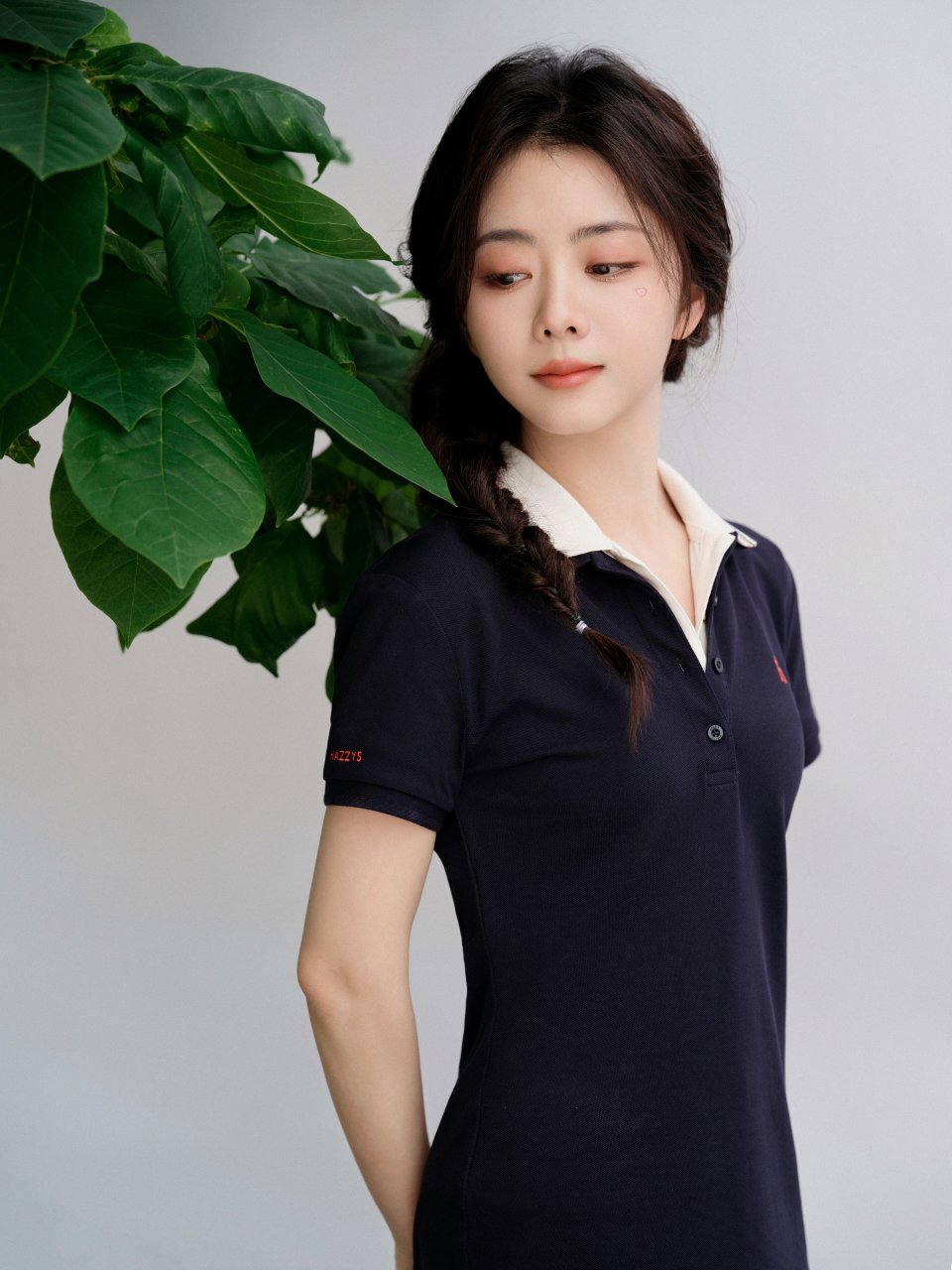 谭松韵一袭黑色polo连衣裙简约时尚不失优雅迷人.#明星穿搭# #谭松韵