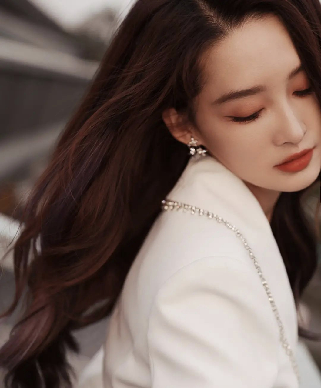 李沁一袭白色西装裙,又飒又美,气质魅力不可挡.#明星穿搭# #李沁