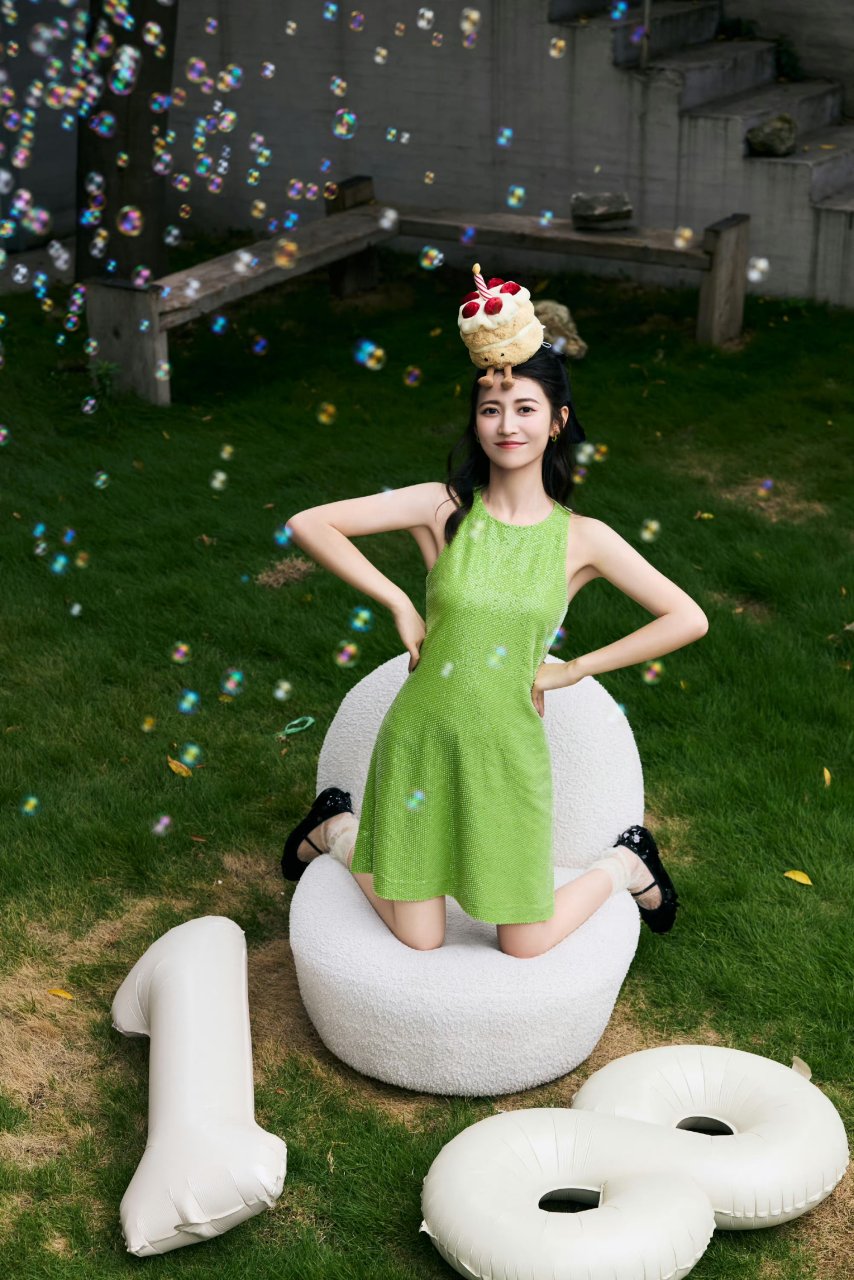 陈钰琪一袭绿色连衣裙,尽显清新靓丽好迷人.#明星穿搭# #陈钰琪