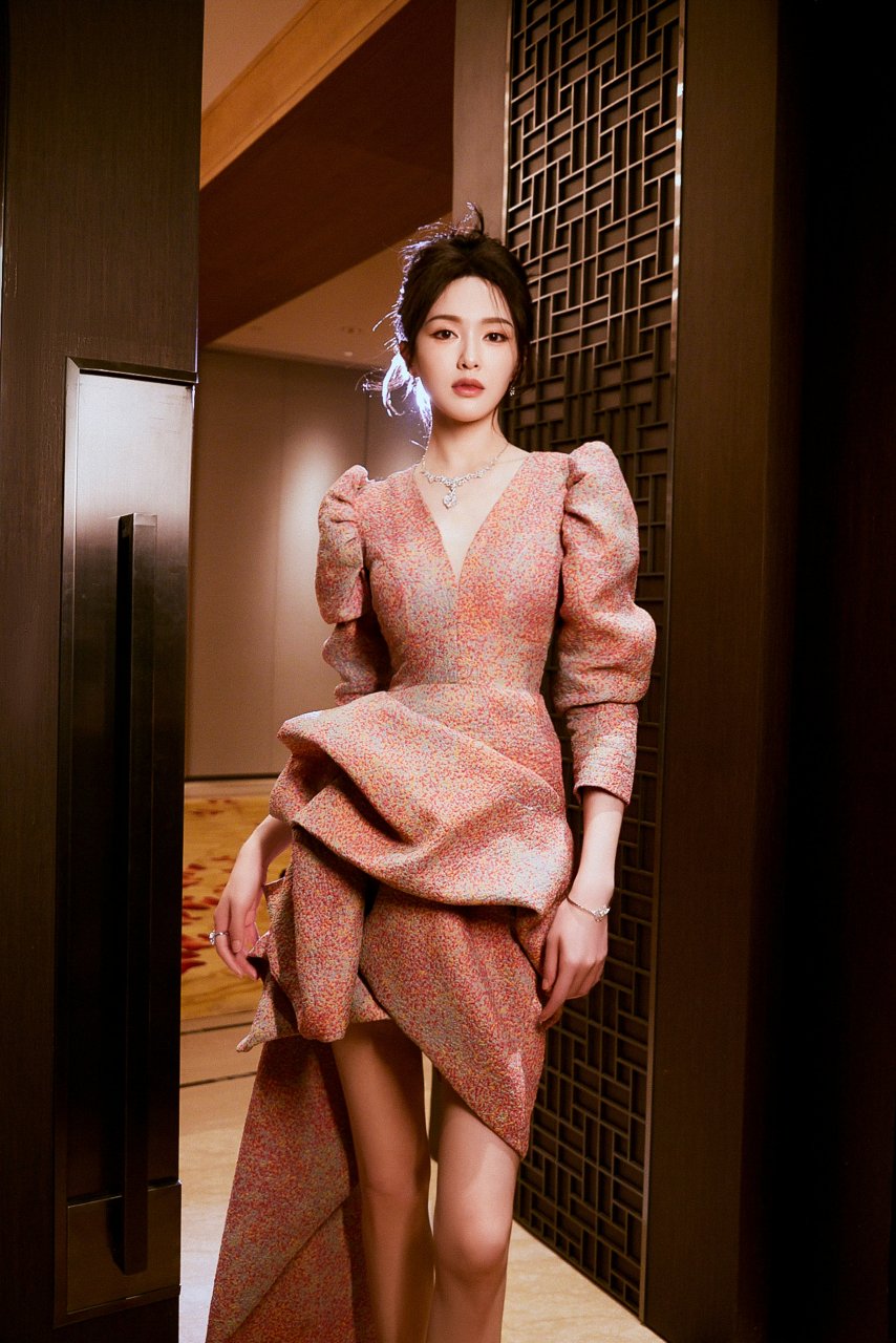 唐嫣一袭粉色波点连衣裙,优雅靓丽好迷人.#明星穿搭# #唐嫣