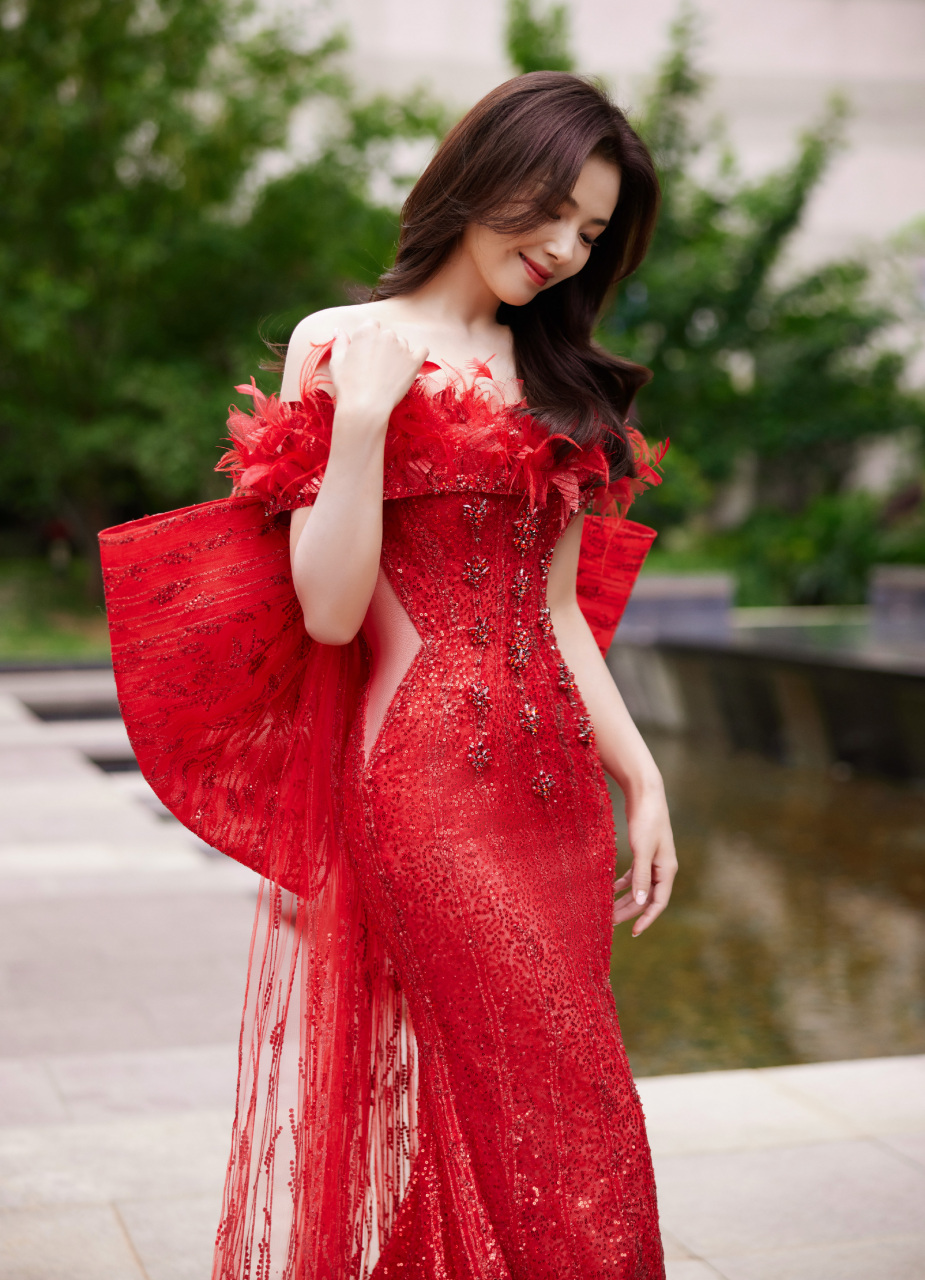 刘涛一袭红色抹胸裙,轻盈优雅美丽迷人.#明星穿搭# #刘涛