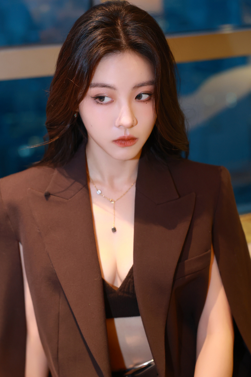 孙芮一袭棕色西装,酷飒有型自信从容. #明星穿搭# #孙芮