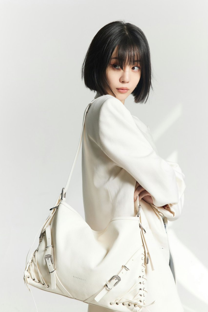 李溪芮白色西装搭配蓝色牛仔裤,优雅十足酷飒有型.