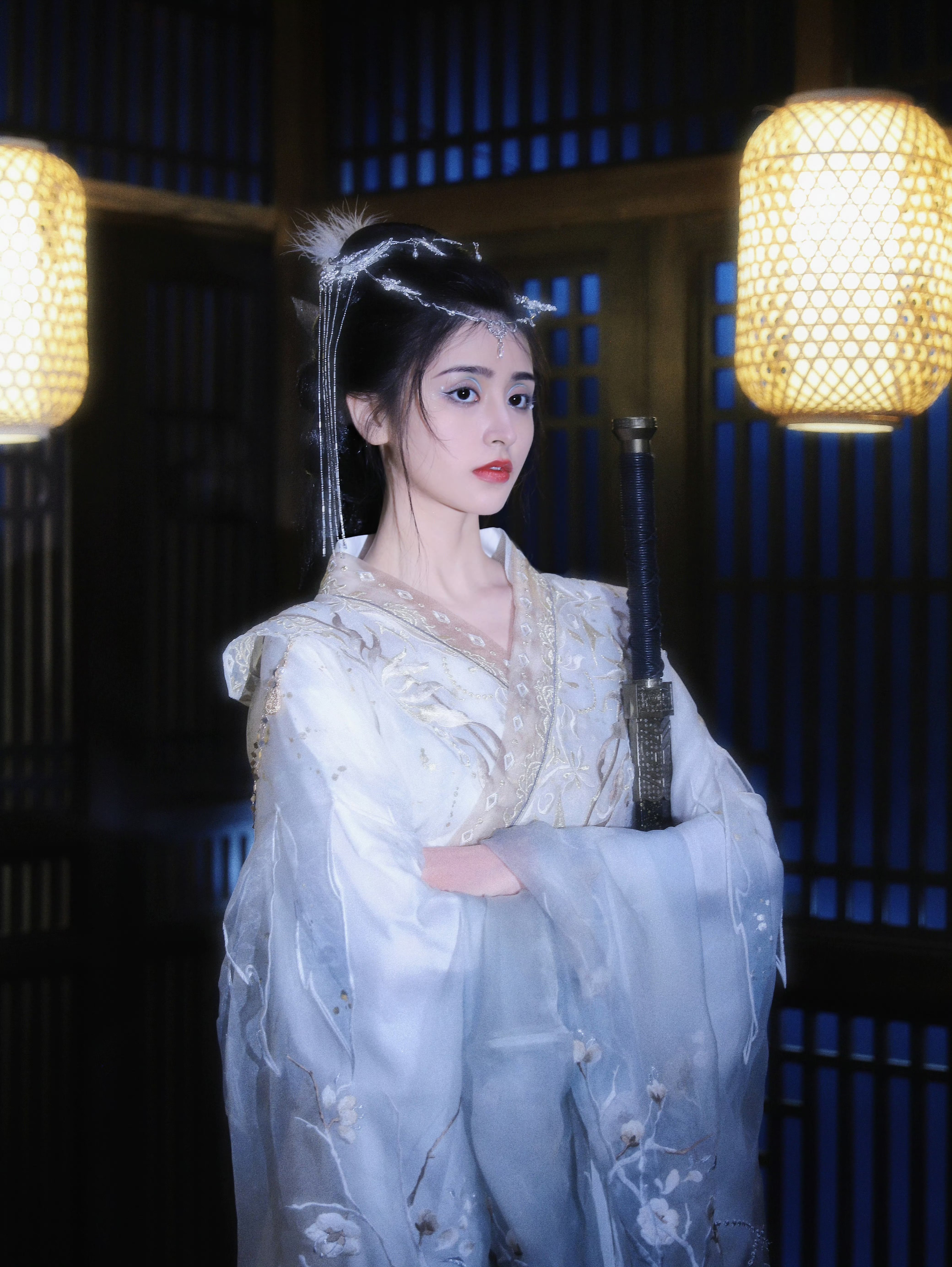 金子涵一袭古风装扮,好美丽的一位侠女.#明星穿搭# #金子涵