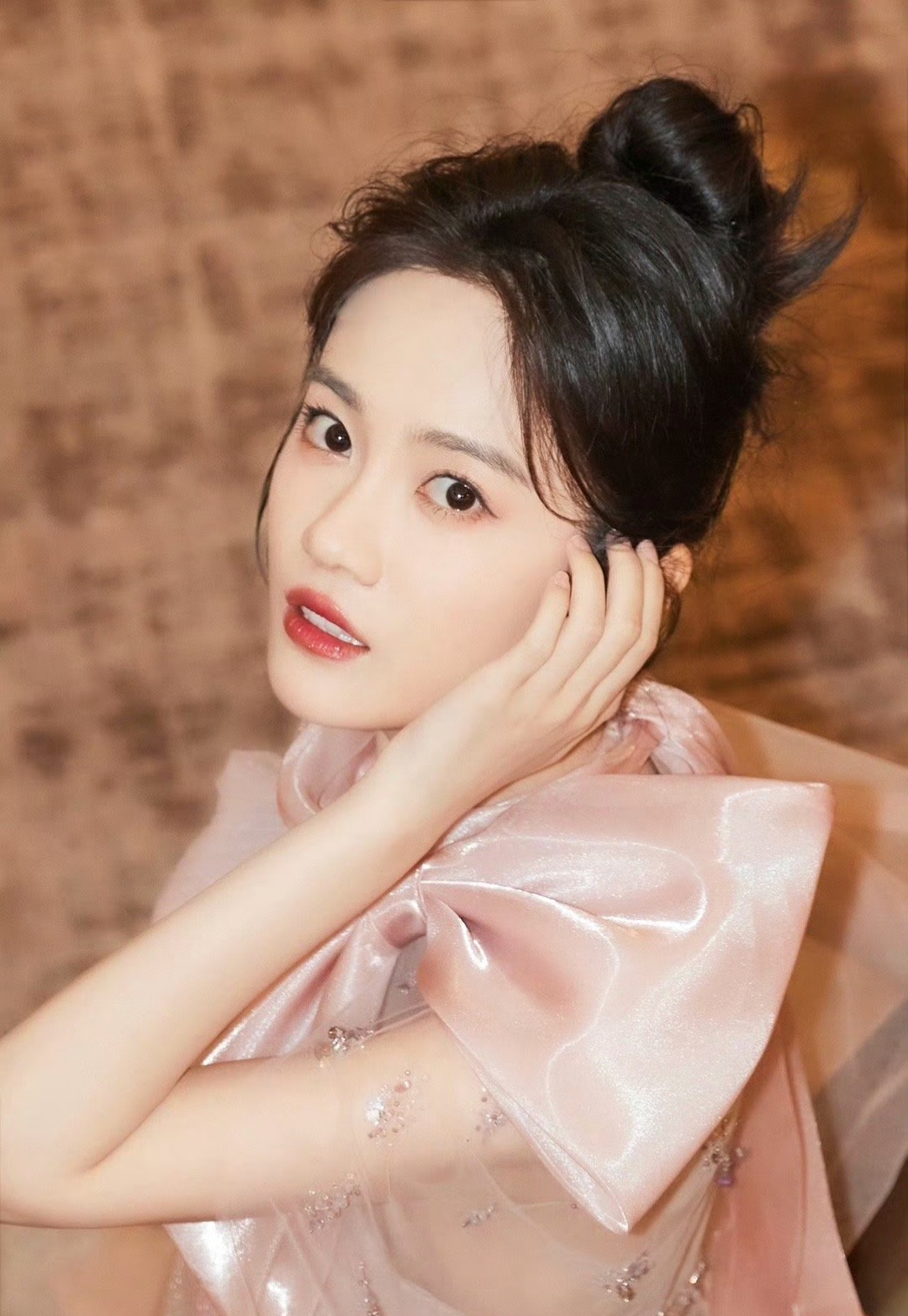 汤梦佳一袭粉色露肩连衣裙,尽显优雅时尚靓丽迷人