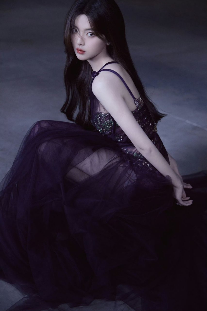 杨超越一袭黑色薄纱裙,尽显曼妙身姿好迷人.#明星穿搭# #杨超越