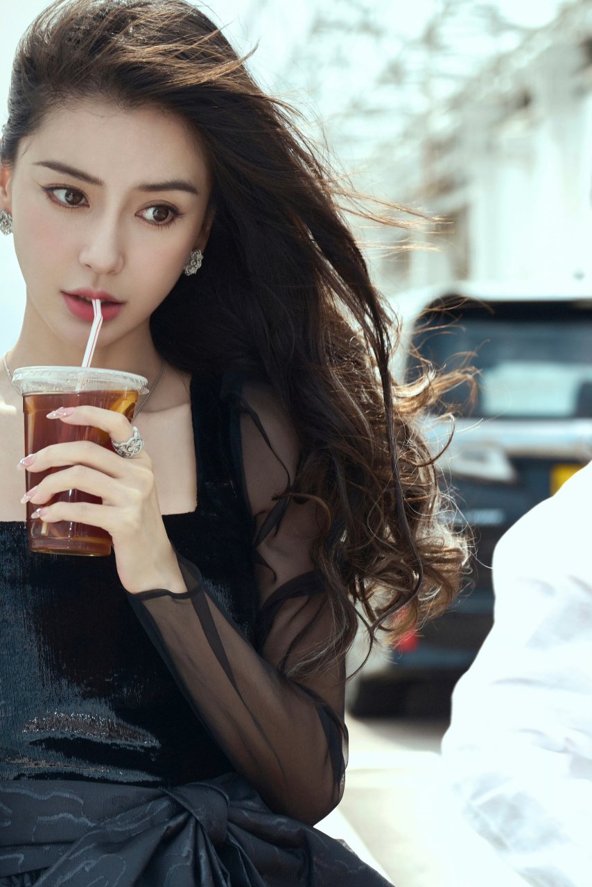 angelababy一袭黑色层叠长裙,尽显优雅迷人之姿.#明星穿搭# #杨颖