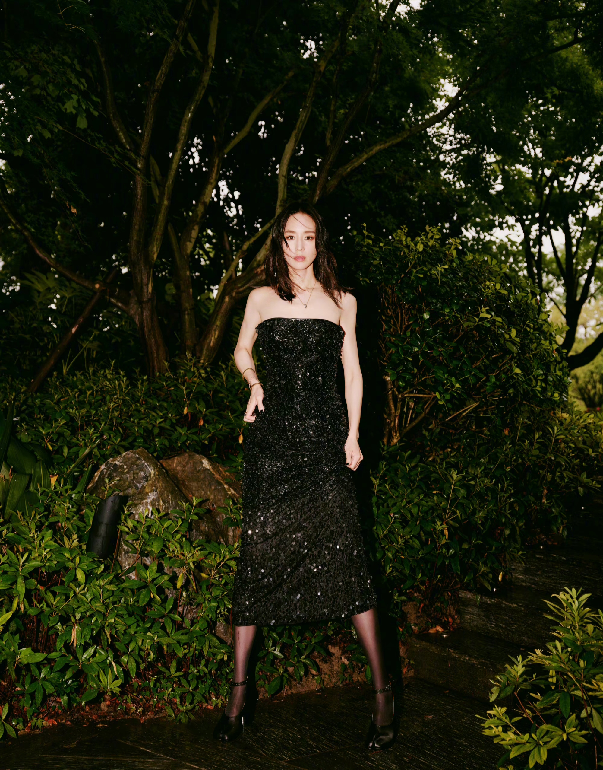 张钧甯一袭黑色抹胸亮片裙,优雅靓丽.#明星穿搭# #张钧甯