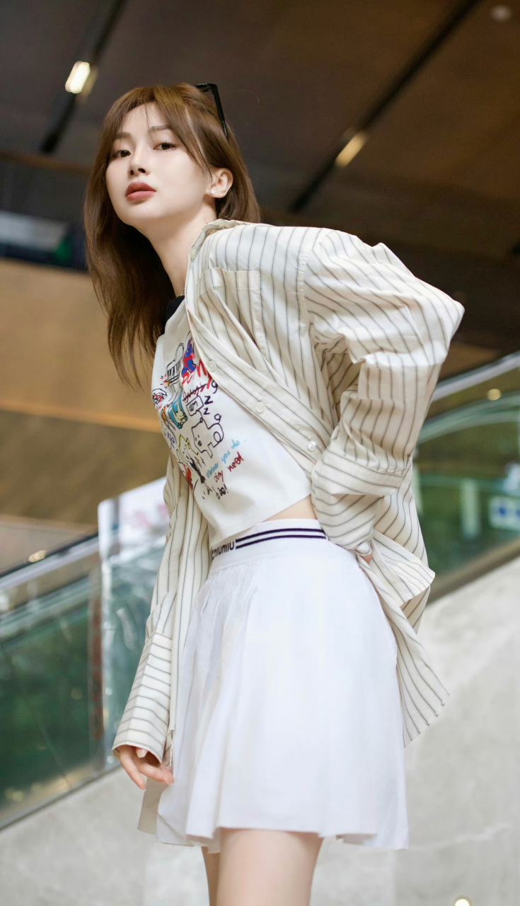 路晨白色体恤搭配白色短裙,清新优雅.#明星穿搭# #路晨