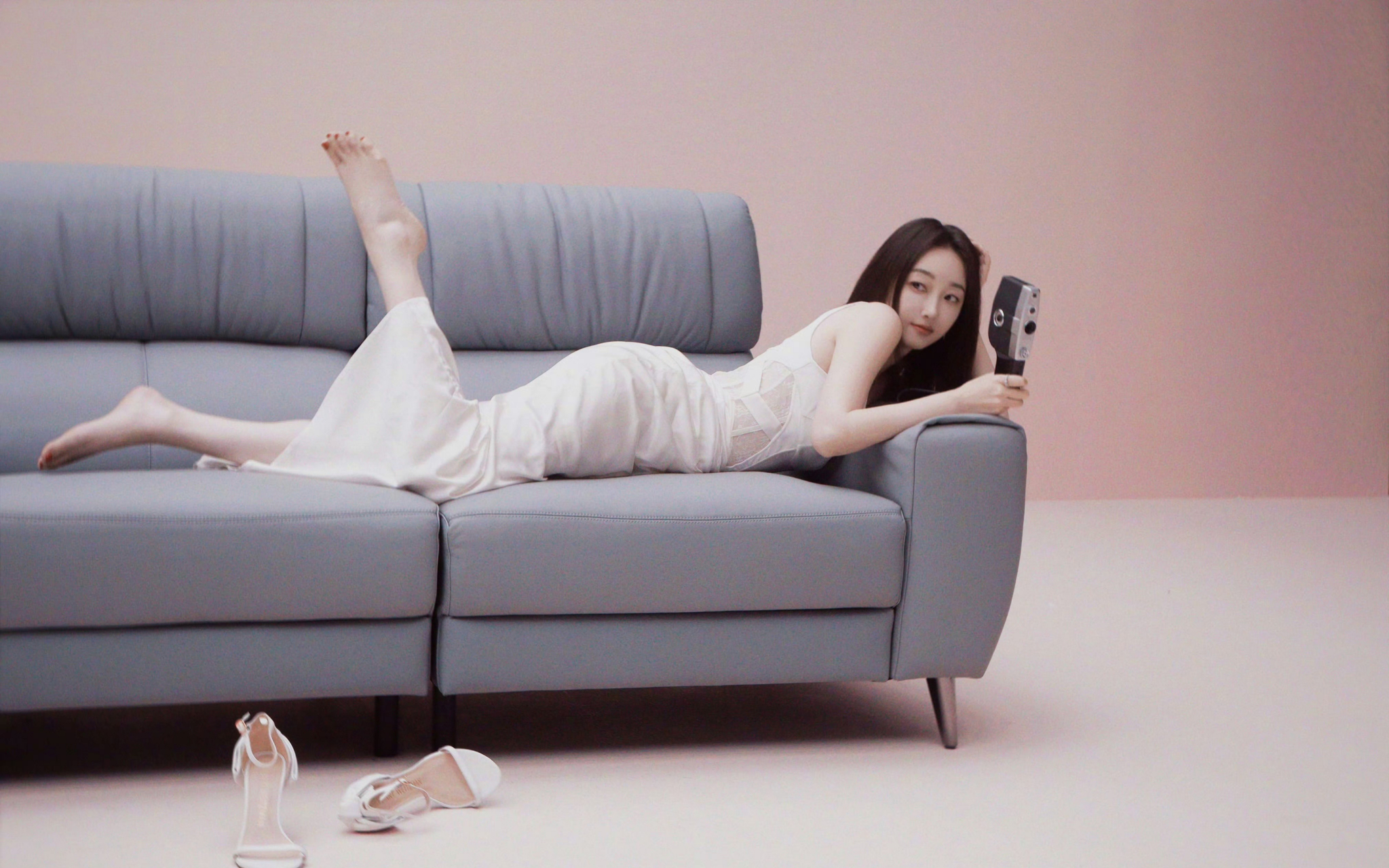 蒋梦婕一袭纯白吊带裙,优雅迷人.#明星穿搭# #蒋梦婕