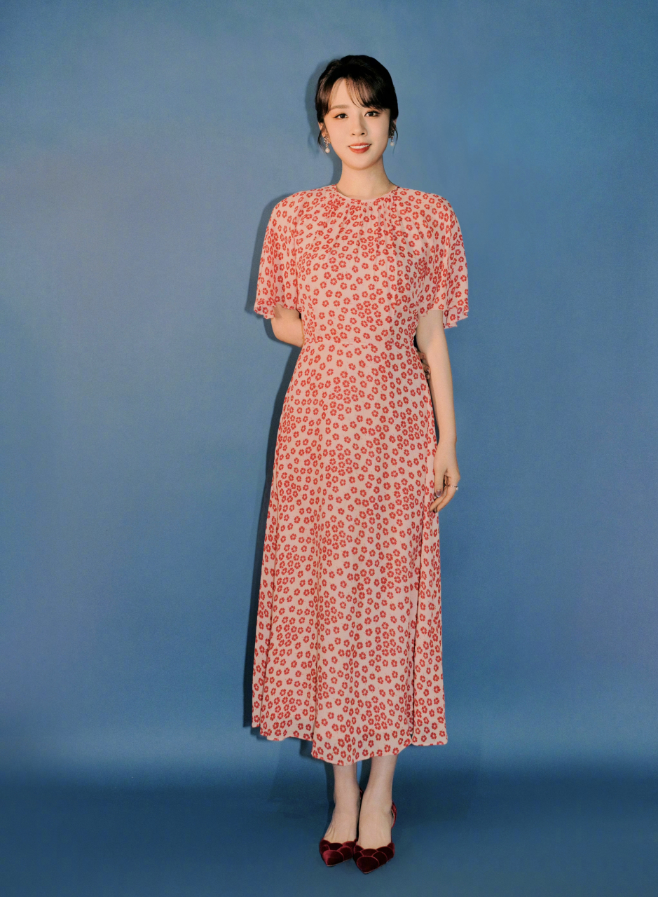 王晓晨一袭红色波点连衣裙,优雅十足艳丽动人. #明星穿搭# #王晓晨