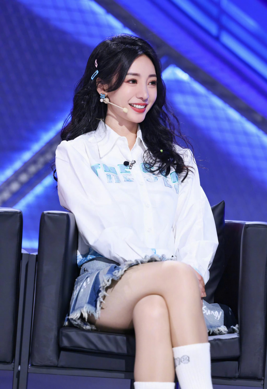 柳岩白衬衫搭配牛仔短裙,活力四射魅力无限.#明星穿搭# #柳岩