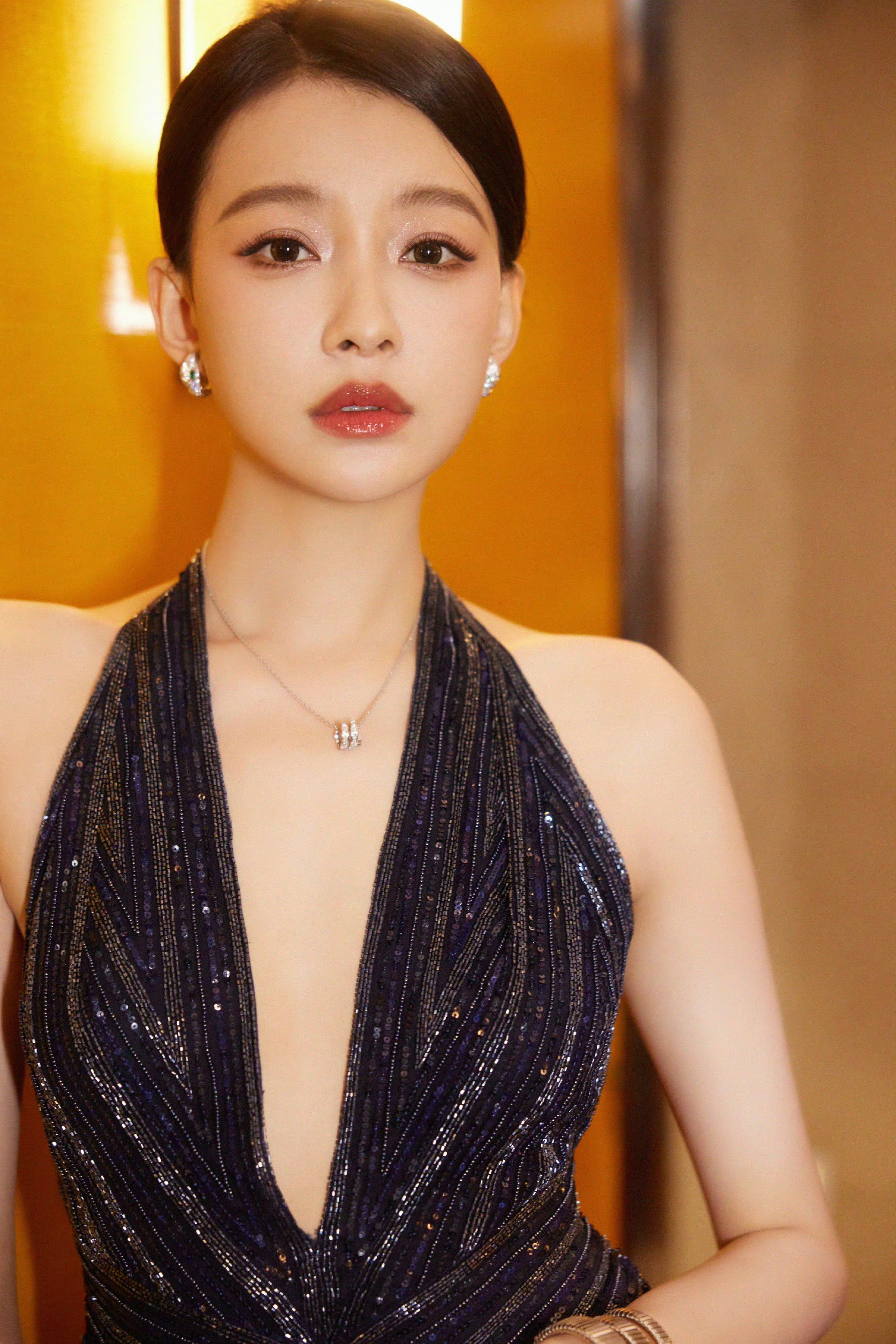 孙怡一袭黑色闪钻v领礼裙,熠熠生辉美丽迷人.#明星穿搭# #孙怡