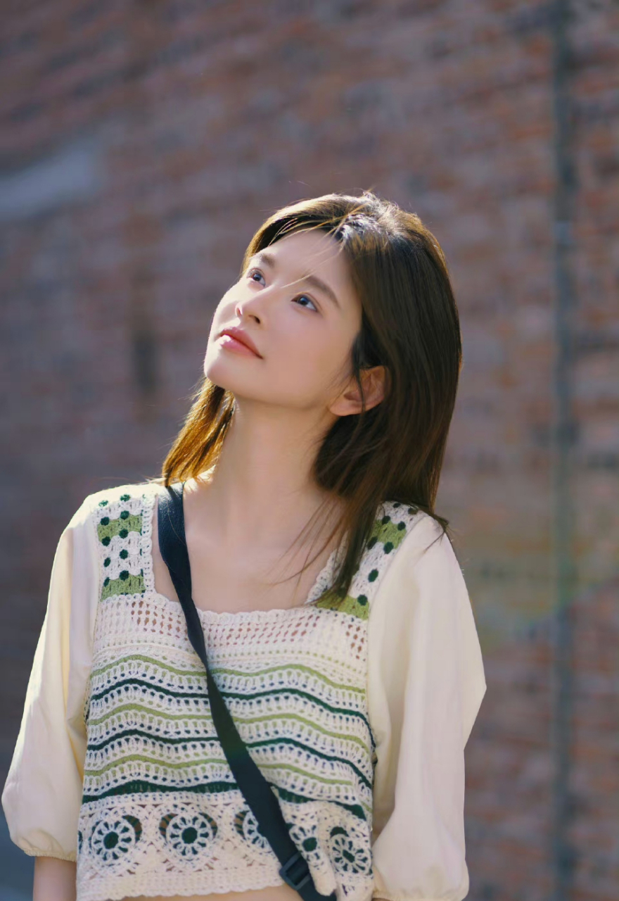 林思意公主袖上衣搭配牛仔裤,时尚靓丽好迷人.#明星穿搭# #林思意