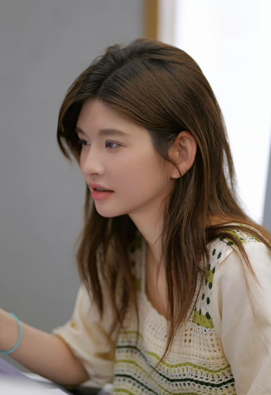 林思意公主袖上衣搭配牛仔裤,时尚靓丽好迷人.#明星穿搭# #林思意