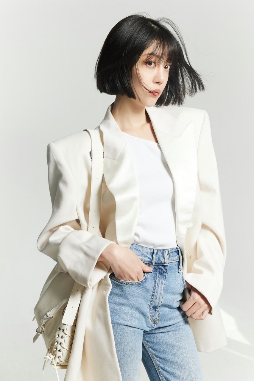 李溪芮白色西装搭配蓝色牛仔裤,优雅十足酷飒有型.