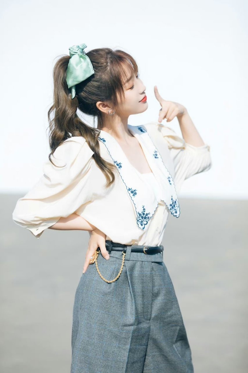 明星# #虞书欣#  虞书欣白色薄纱公主袖上衣搭配裸腿短裤,俏皮可爱