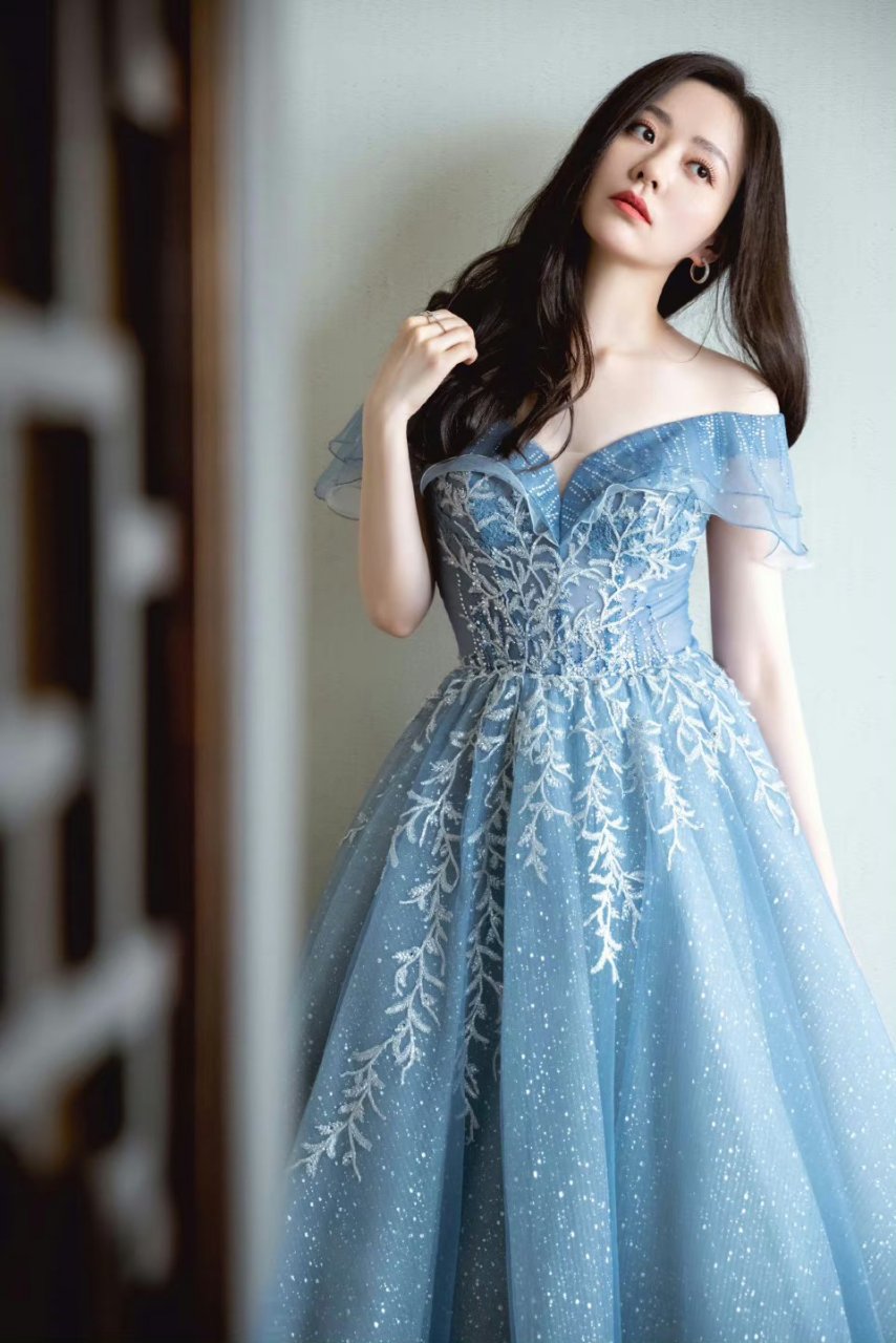 明星# #张靓颖#  张靓颖一袭蓝色抹胸仙女裙,沉静优雅尽显温柔.