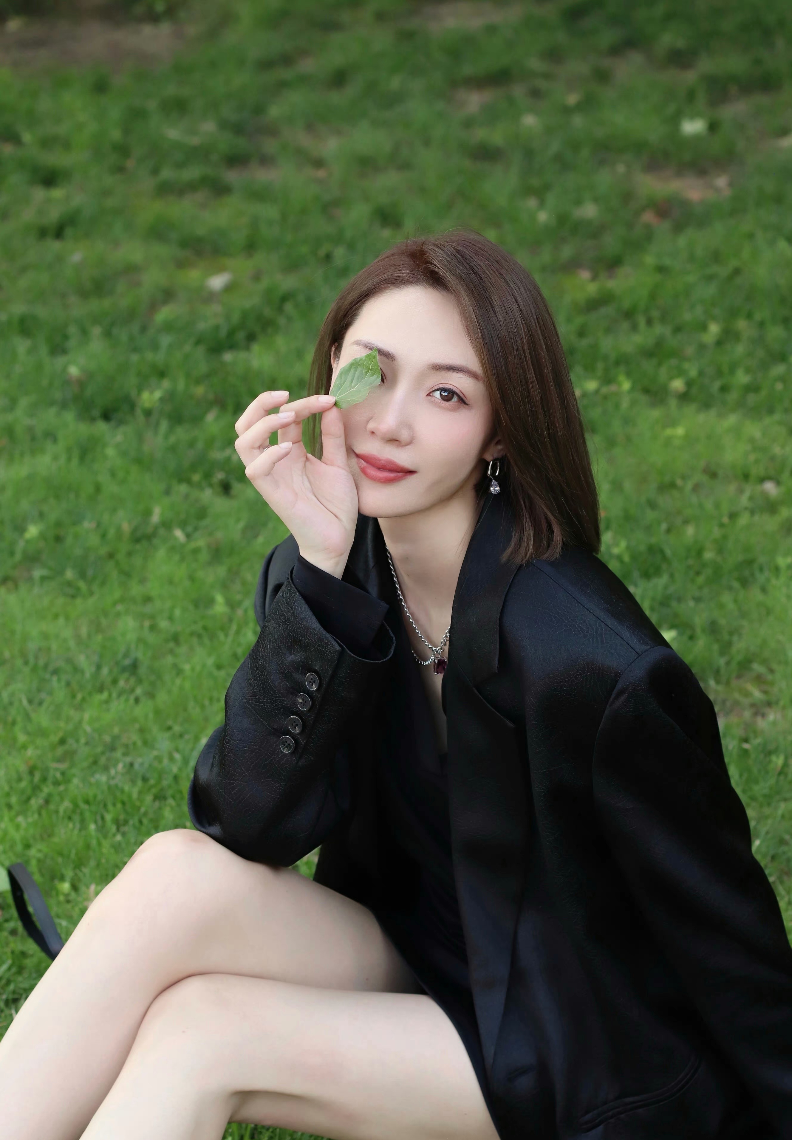 王文绮一袭黑色连衣裙搭配西装外套,优雅靓丽酷飒有型