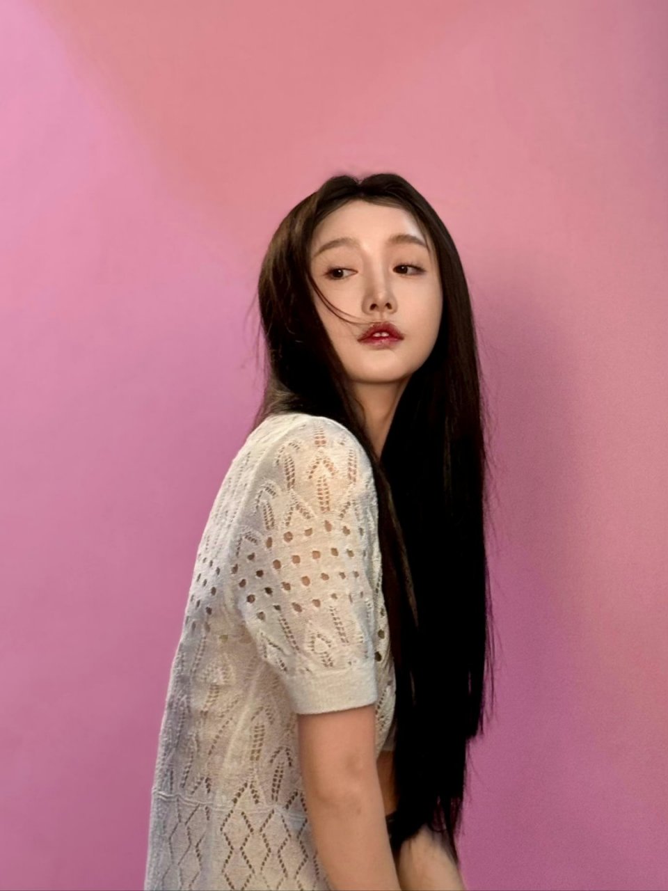 姜贞羽一袭白色连衣裙,清新优雅迷人尽显.#明星穿搭# #姜贞羽