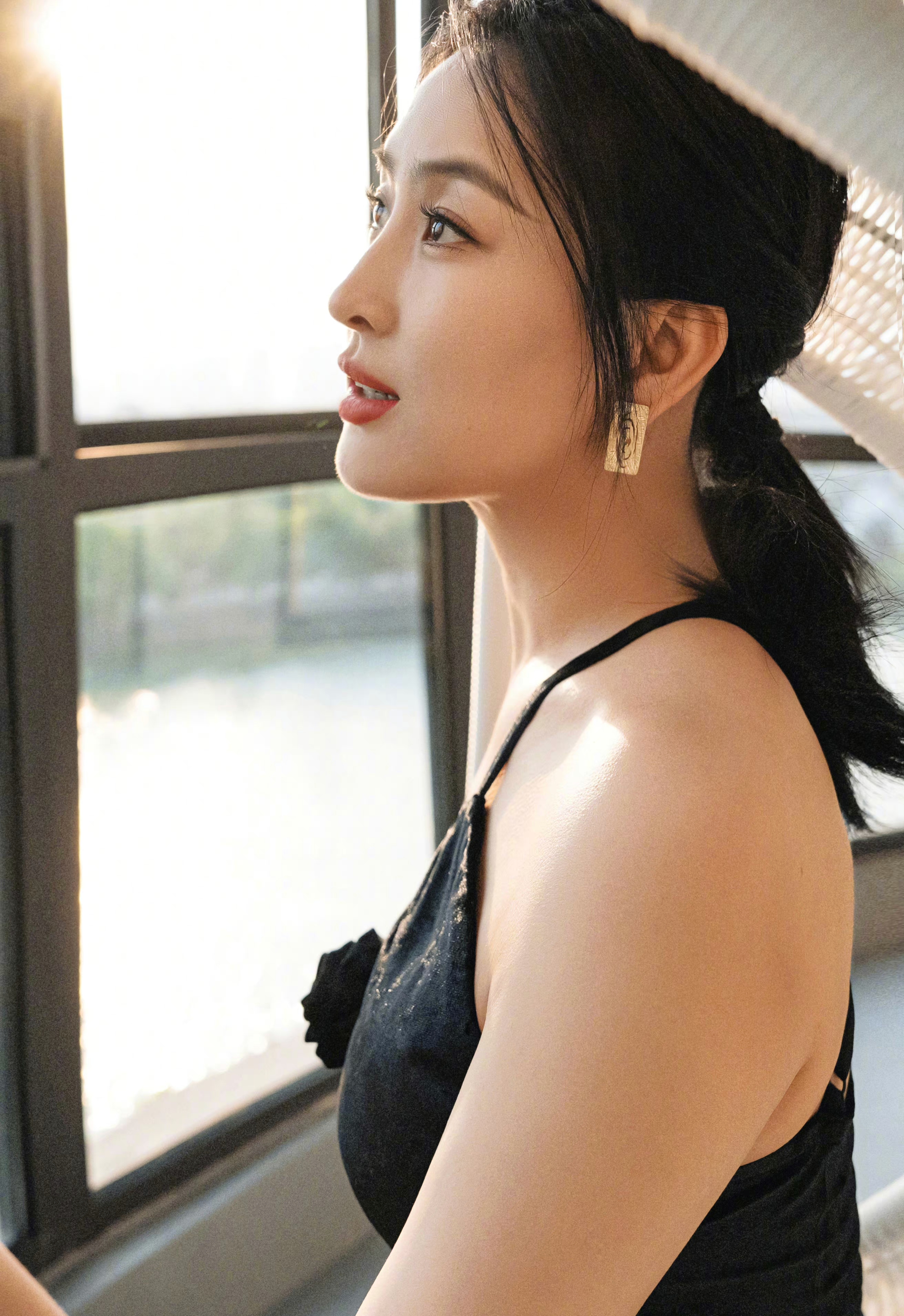 马苏一袭黑色挂脖连衣裙,尽显优雅靓丽好迷人.#明星穿搭# #马苏