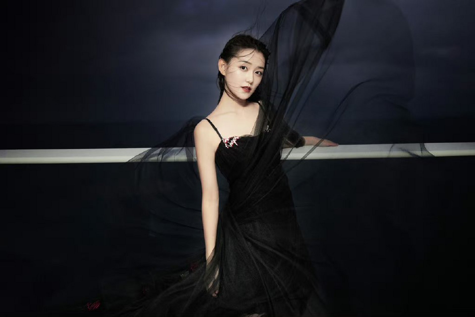 明星# #蒋依依#  蒋依依一袭黑色吊带纱裙,俏皮灵动.