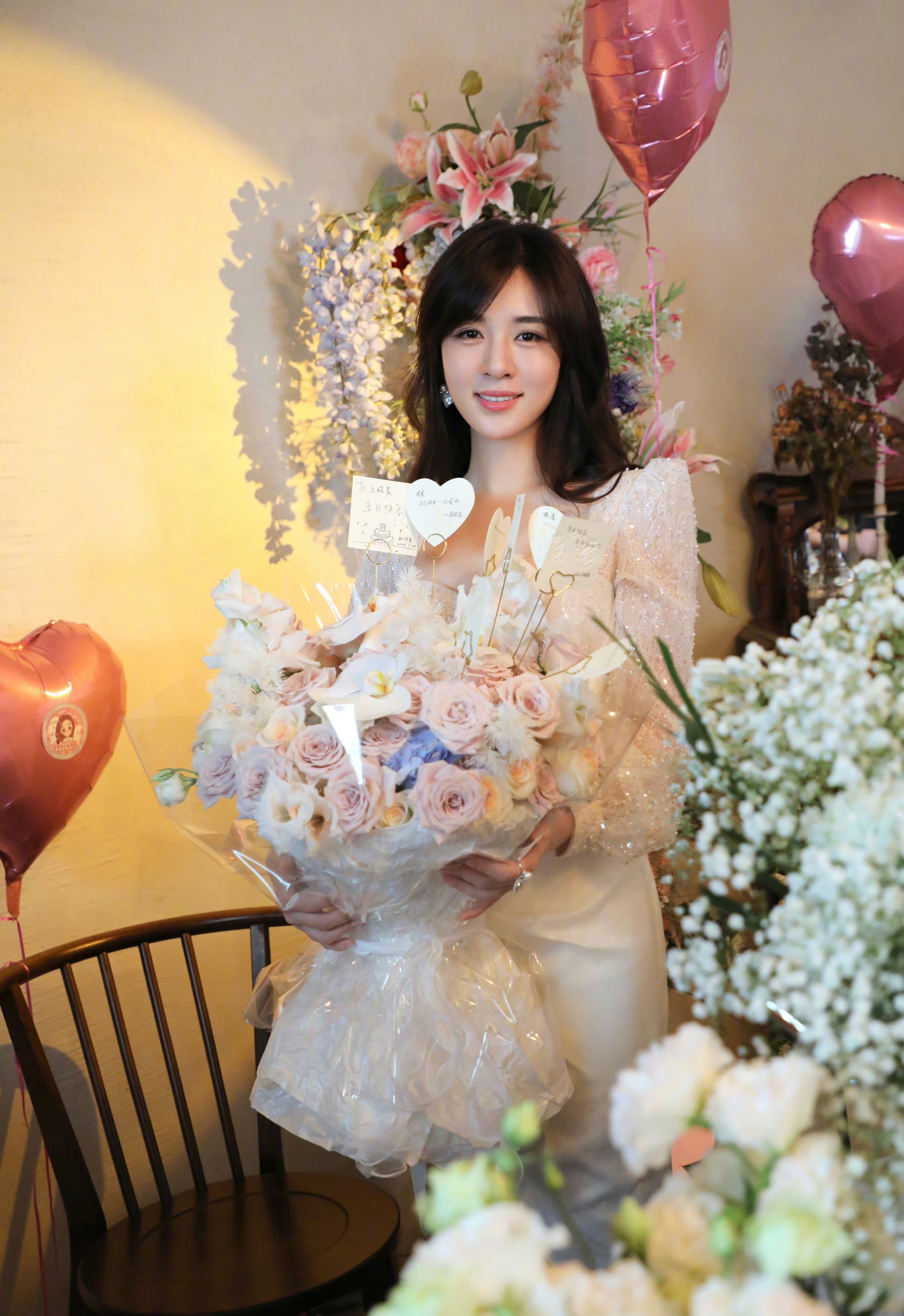 王晓晨生日美照,一袭白色闪钻连衣裙,好美好迷人.#明星穿搭# #王晓晨