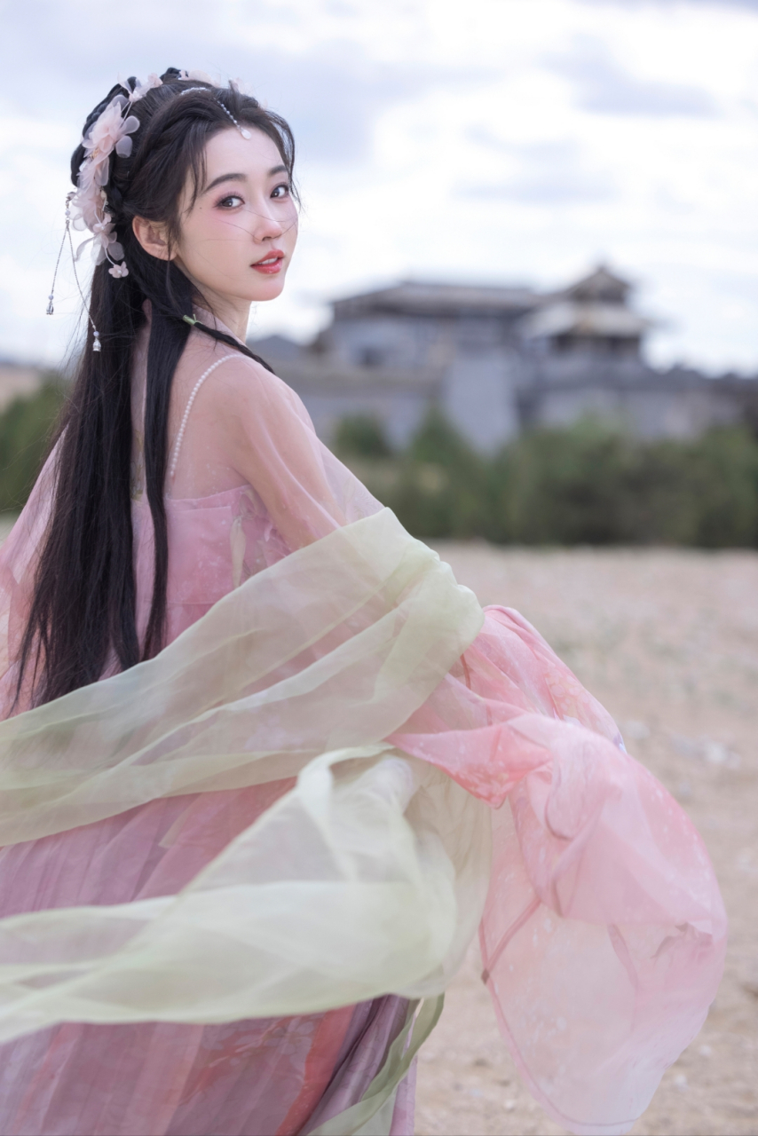 宣璐的粉色古装写真真是太美了,一袭粉色长裙,婉约又娇俏,看得我心都