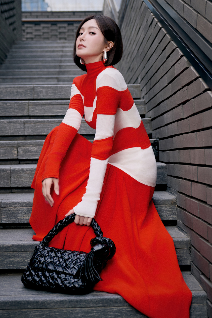 秦岚一袭锦鲤色连衣裙,尽显优雅靓丽.#明星穿搭# #秦岚