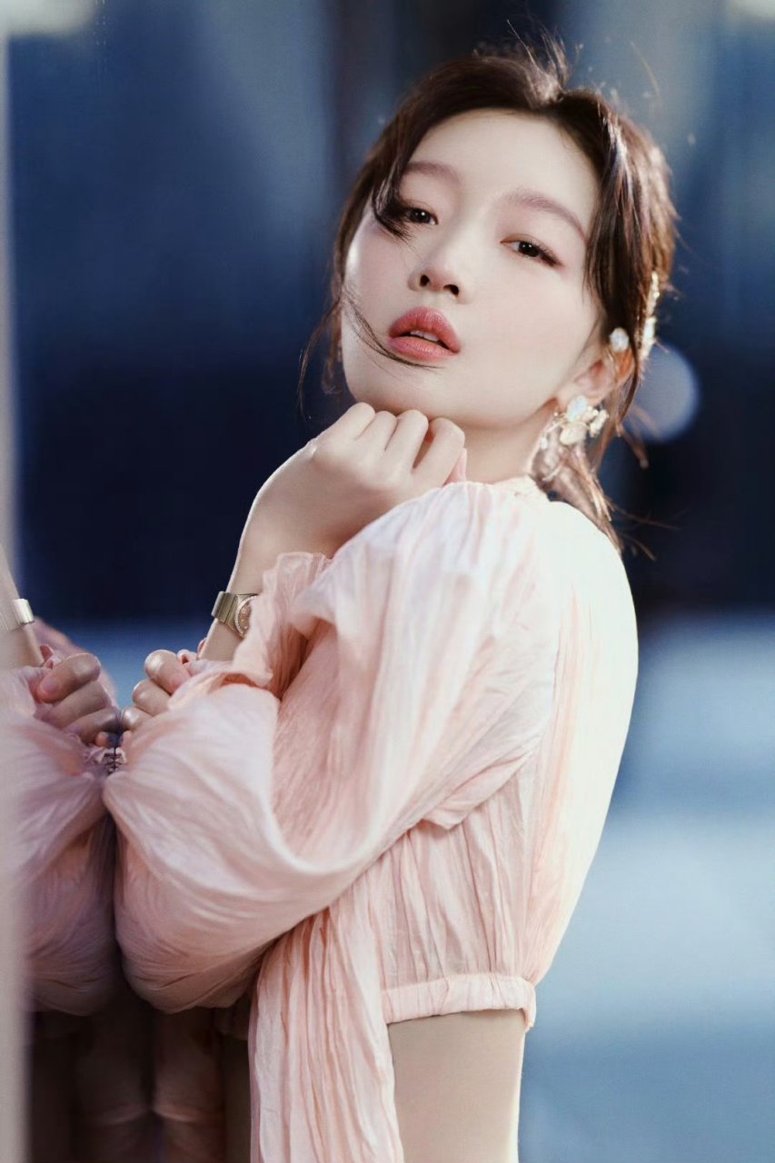 周冬雨一袭粉色褶皱礼服,温婉优雅,露腰设计好迷人.