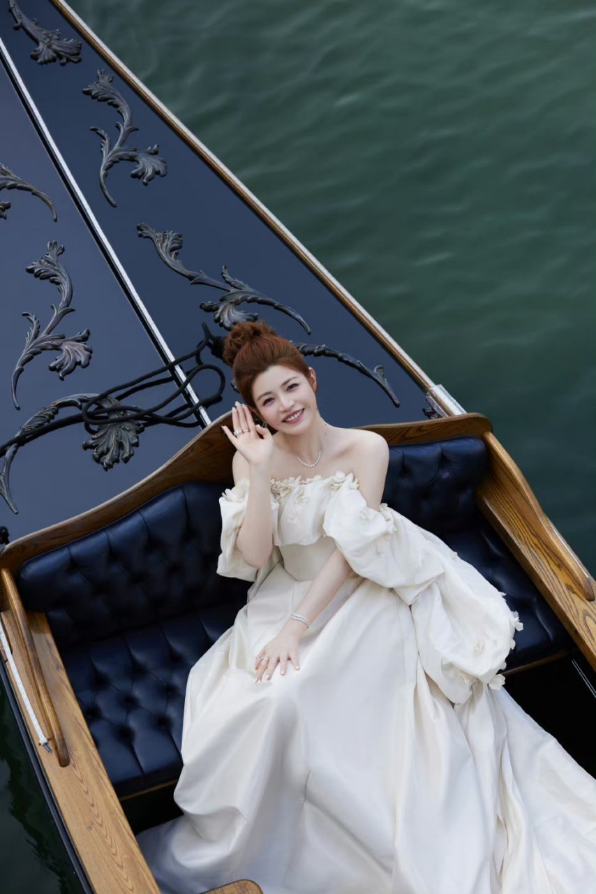 明星穿搭# #陈妍希#  陈妍希一袭纯白花苞抹胸裙,笑容甜美绽放优雅