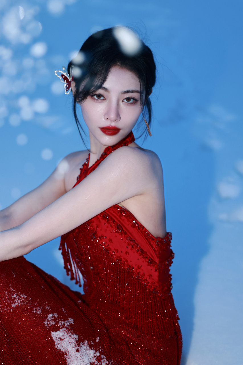 许佳琪一袭红色挂脖闪光裙,好美好优雅.#明星穿搭# #许佳琪